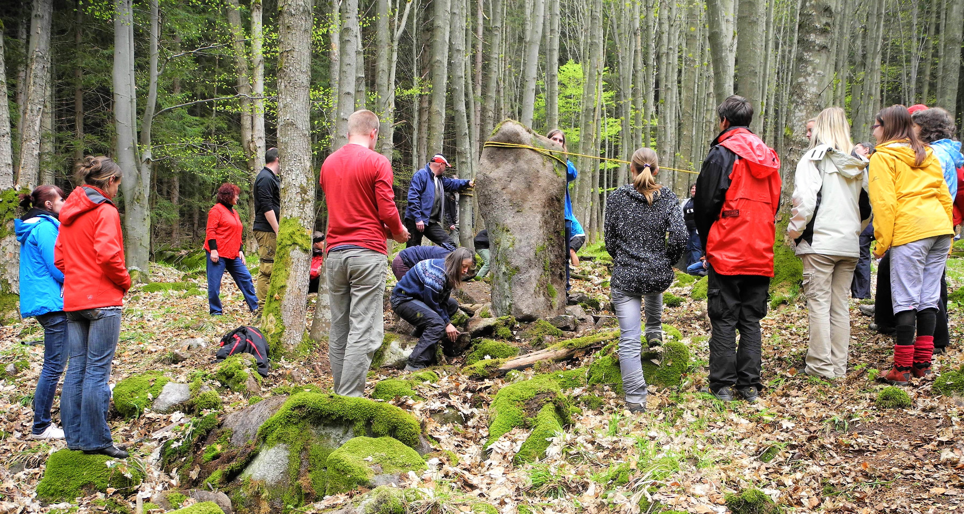 Stavění menhiru na Šumavě