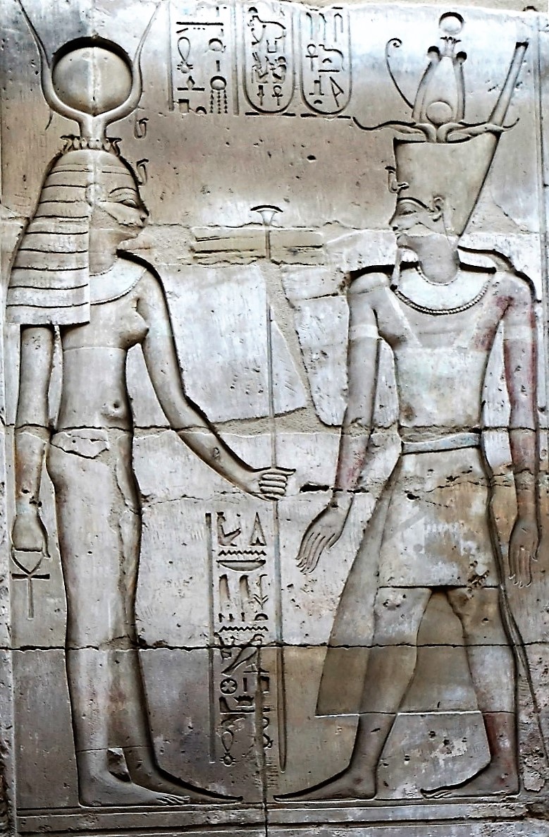 Bohyně Hátor zasvěcuje faraona